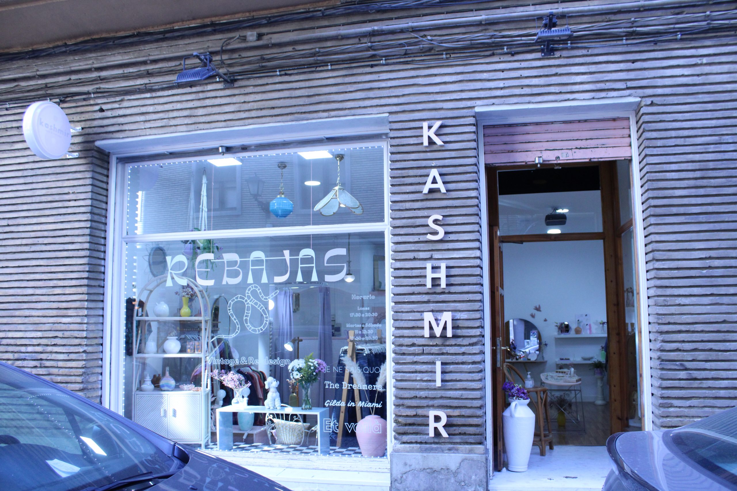 La tienda Kashmir está situada en la calle Santo Dominguito de Val / P.S.